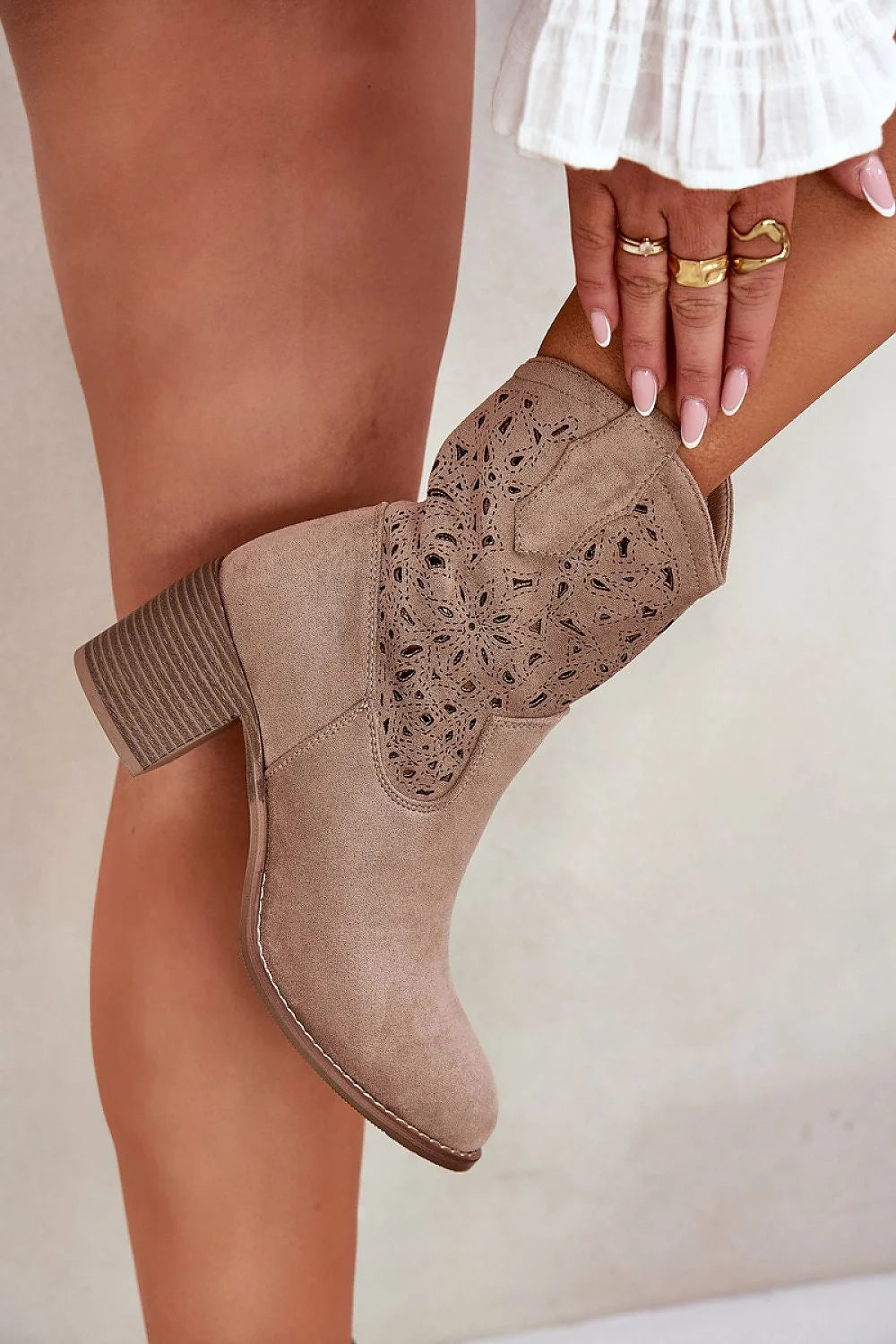 Bottines pour femmes design élégant contemporain talon carré 5 cm daim beige taupe coupe western moderne motif perforé