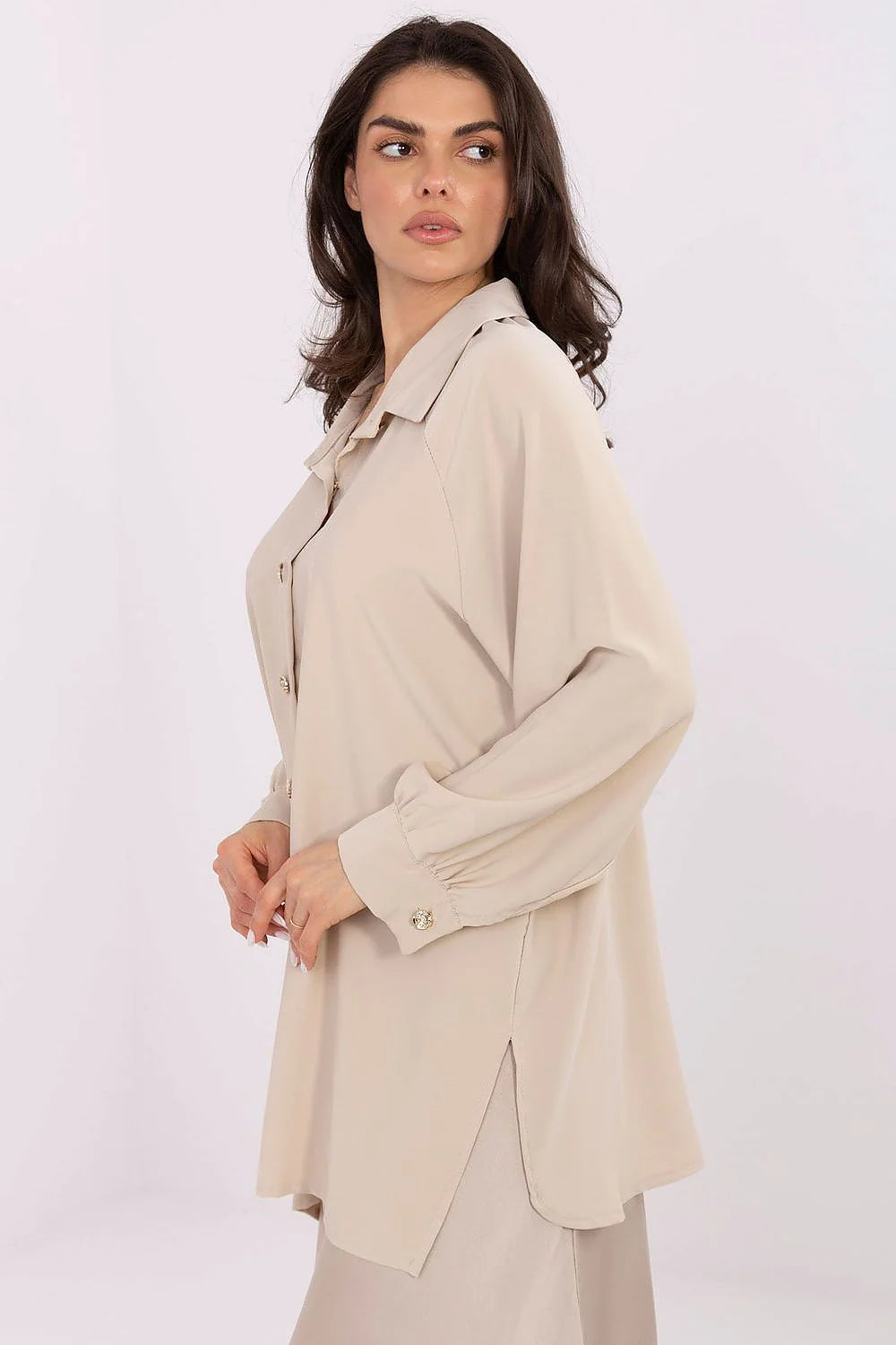 chemise femme manches longues élégante classique satinée beige fluide boutonnée col chemisier ballon poignets boutonnés dorés ciselés raglan