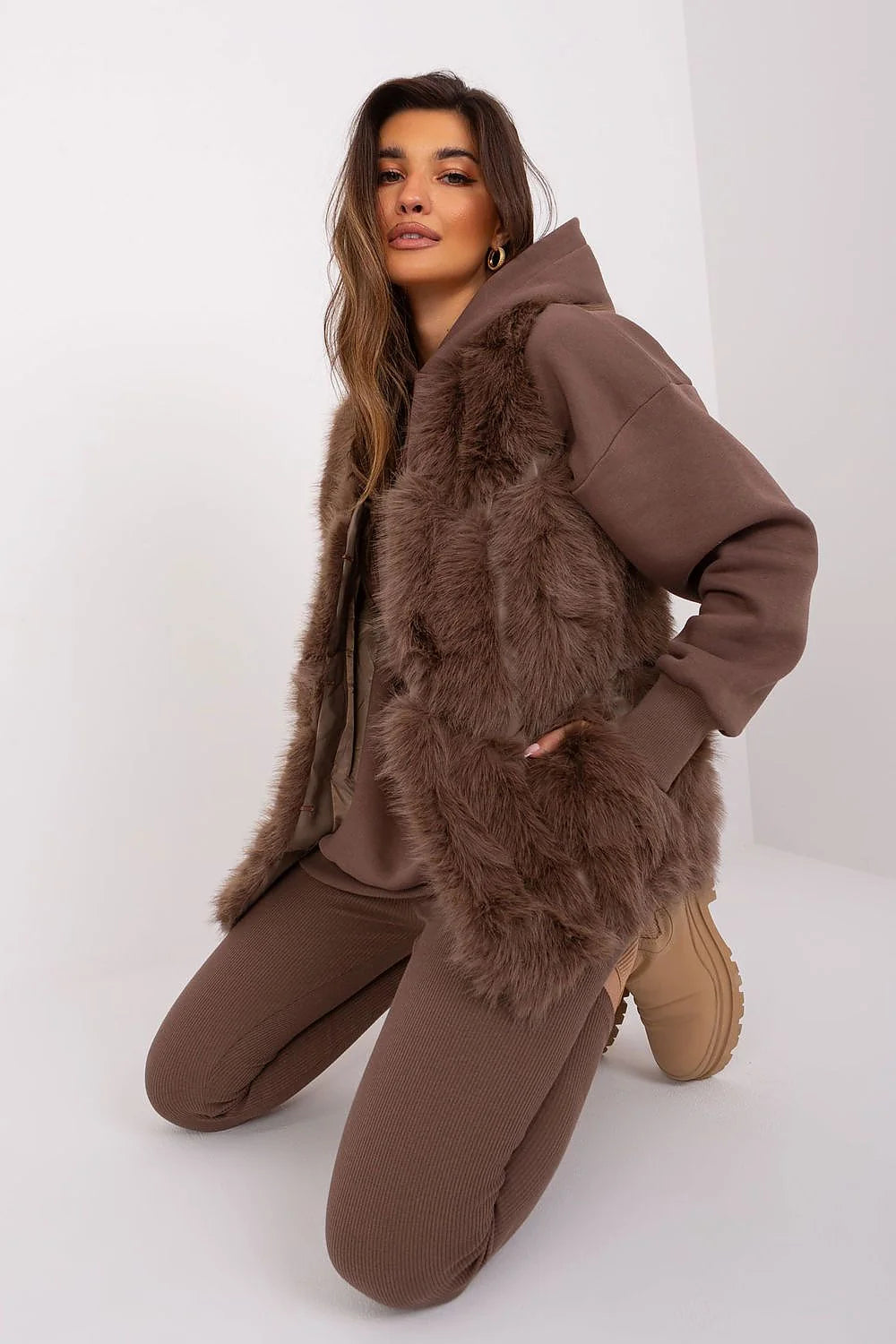 Veste sans manches en fausse fourrure brun châtain luxe femmes coupe droite porté avec sweat capuche leggings