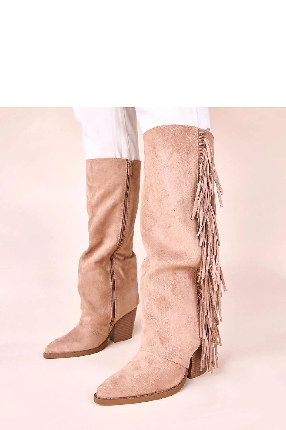 bottines beiges suédées franges latérales décoratives bout pointu talon bloc empilé stabilité confortables semelle gomme bohème chic élégantes