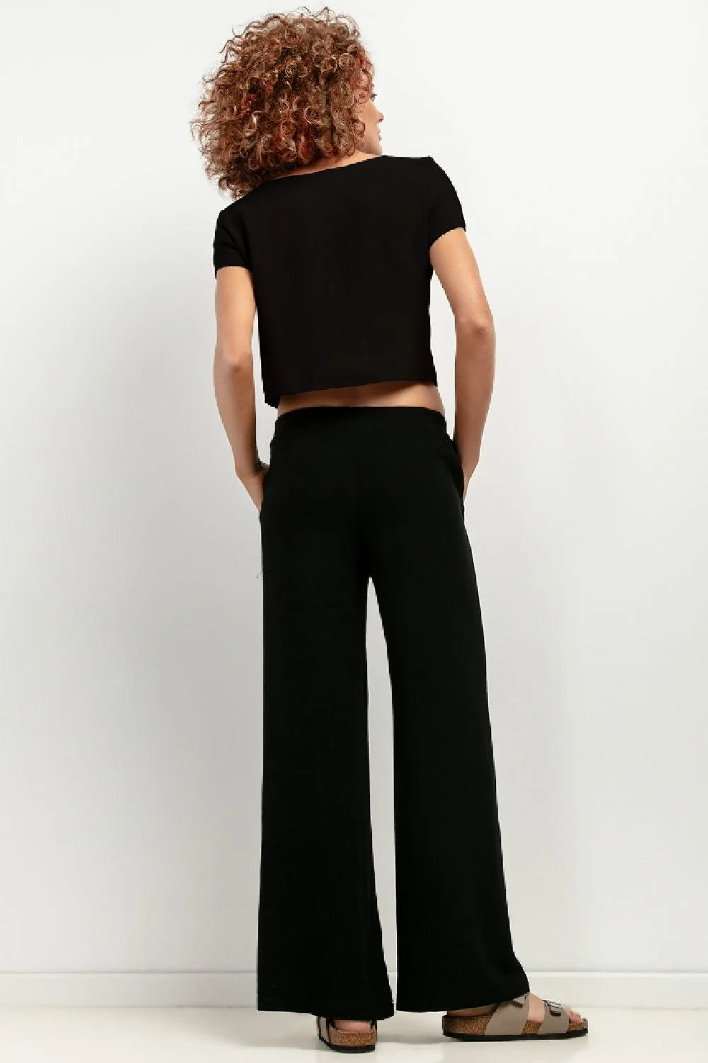 Ensemble minimaliste chemisier et pantalon femme taille haute jambes larges couleur noire style moderne coupe épurée