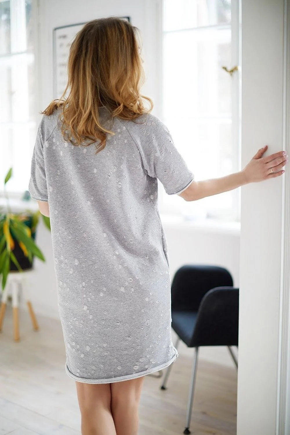 Robe de jour La Aurora robe blanche robe été robe日常 robe coton robe elasthanne robe ample robe manches courtes robe genoux robe perforée robe finitions discrètes robe style casual robe femme
