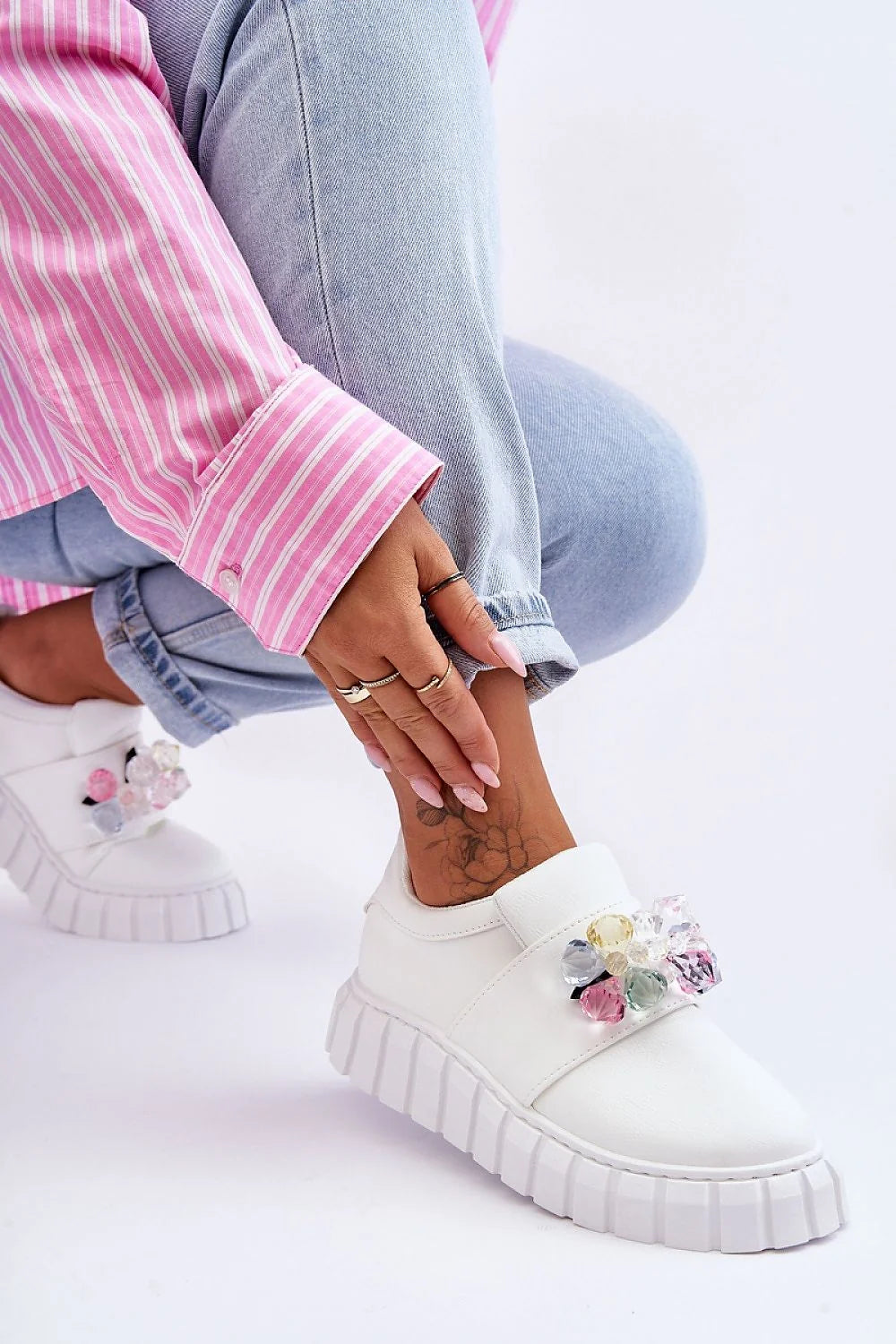 Chaussures sport design audacieux cristaux multicolores semelle confortable sac mini rose vif texture cuir embossé mode femme