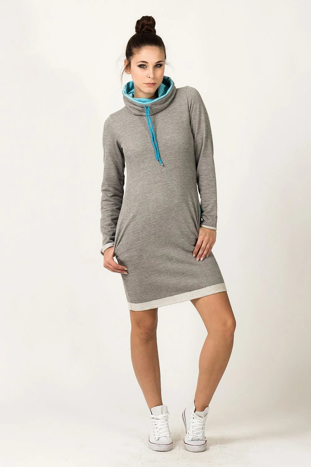 Robe en coton noir sportive élégante avec capuchon jaune pour un style décontracté moderne