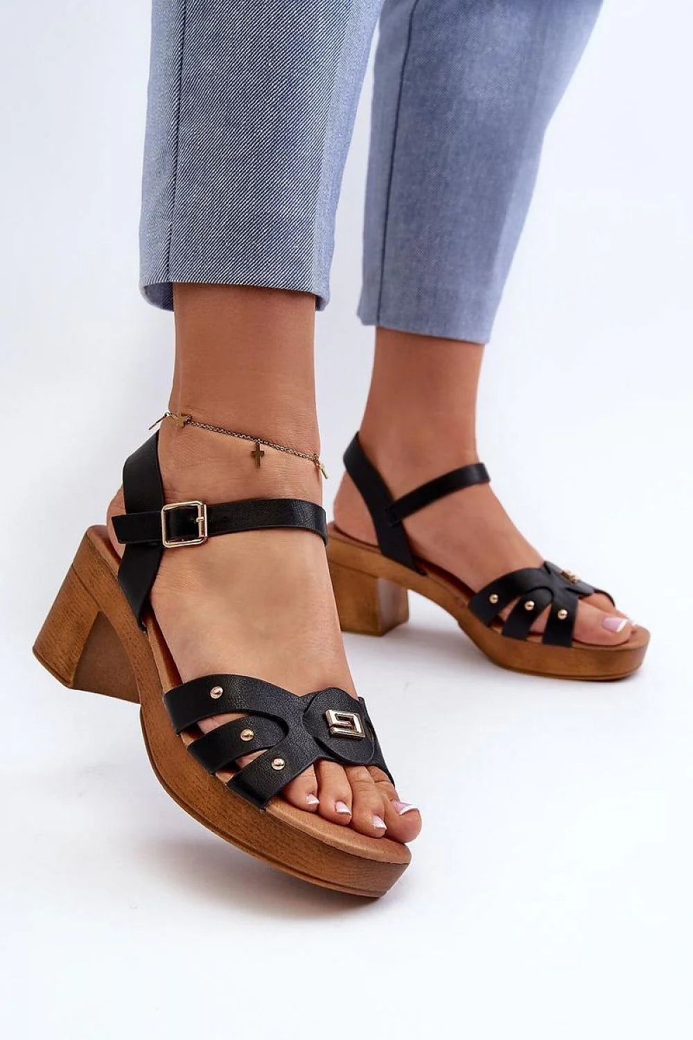 Sandales estivales élégantes à talon carré noir et semelle en bois, strap ajustable, finitions dorées, cuir synthétique, confort maximal pour femmes