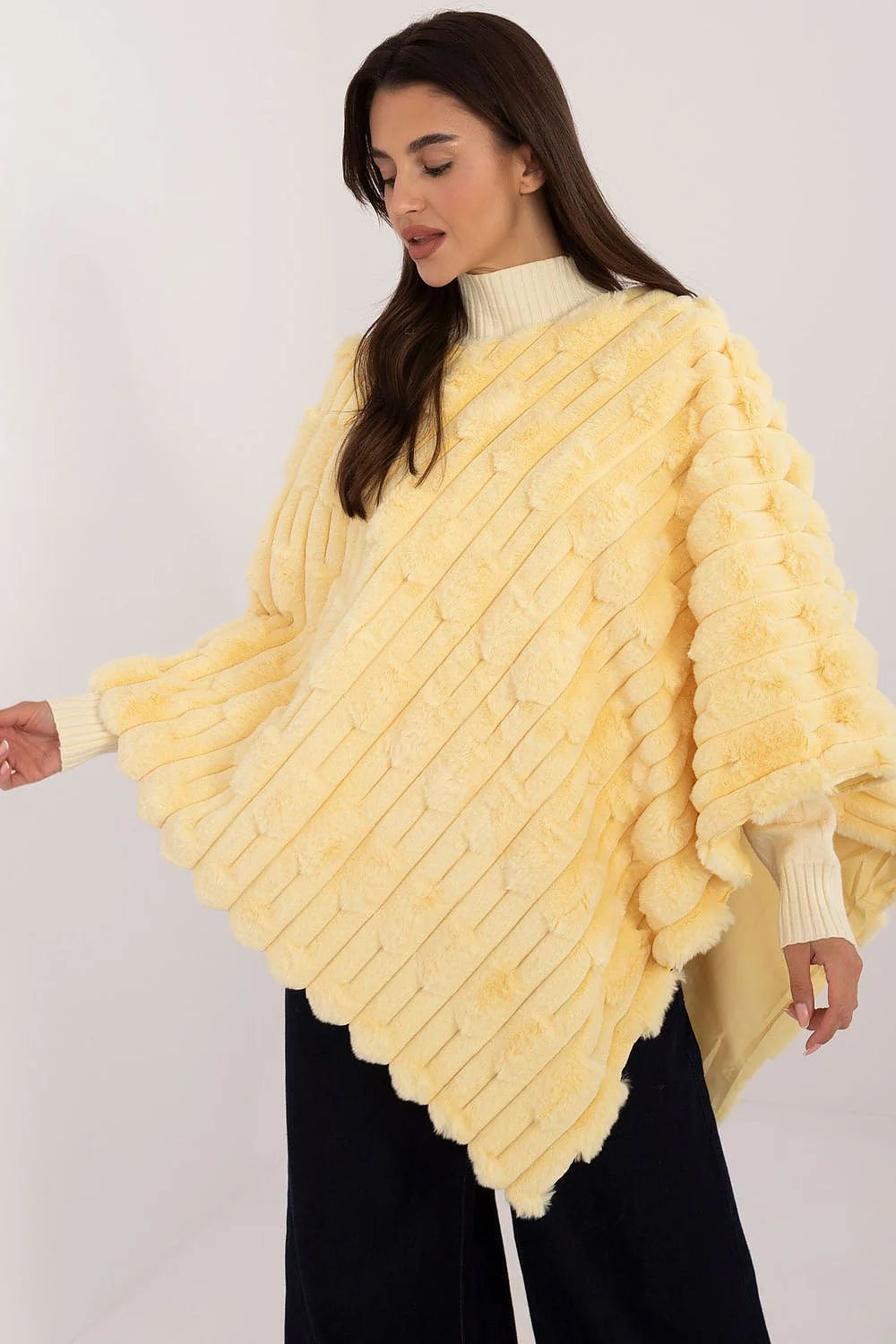 Poncho féminin en fausse fourrure texturenée style casual automne hiver couleur jaune pastel manches larges col roulé