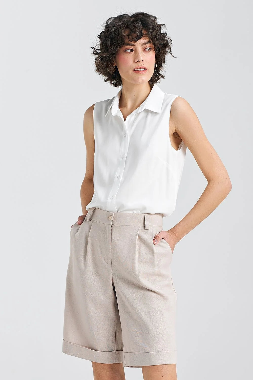 chemise sans manches viscose blanche fluide légère coupe ajustée col classique boutons discrets tombé net intemporelle élégante estivale