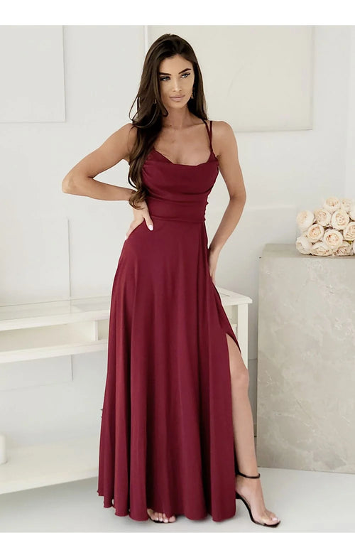 robe longue élégante bordeaux satinée décolleté V bretelles fines cintrée jupe évasée fente latérale haute fermeture zippée glamour