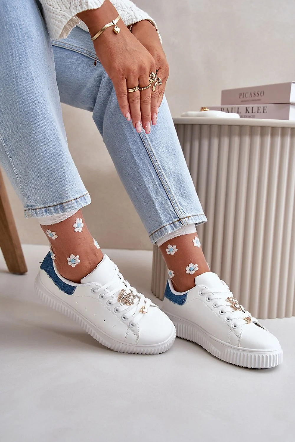 Baskets basses pour femmes style moderne épuré cuir synthétique blanc talons denim bleu lacets blancs semelle épaisse détails fleuris métalliques confort quotidien