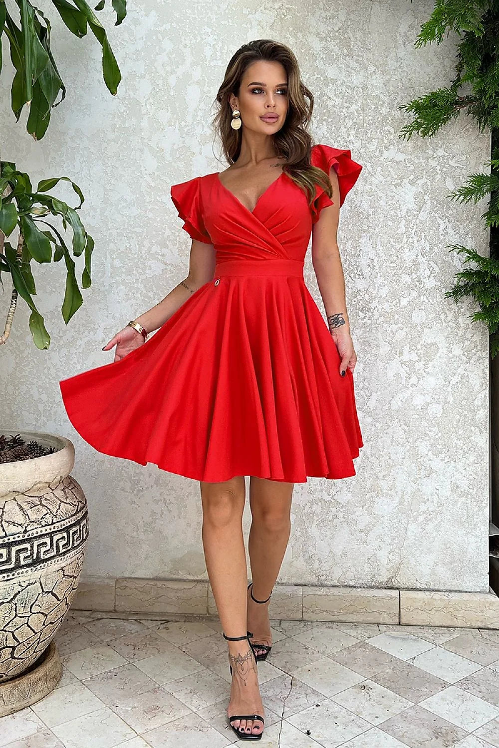 robe cocktail élégante rouge vif manches courtes volantées polyester viscose patineuse cintrée jupe évasée décolleté croisé V glamour