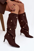 bottes mi mollet femme suédine marron chocolat bout pointu talon fin tige froncée silhouette effilée clous ronds dorés chic glamour
