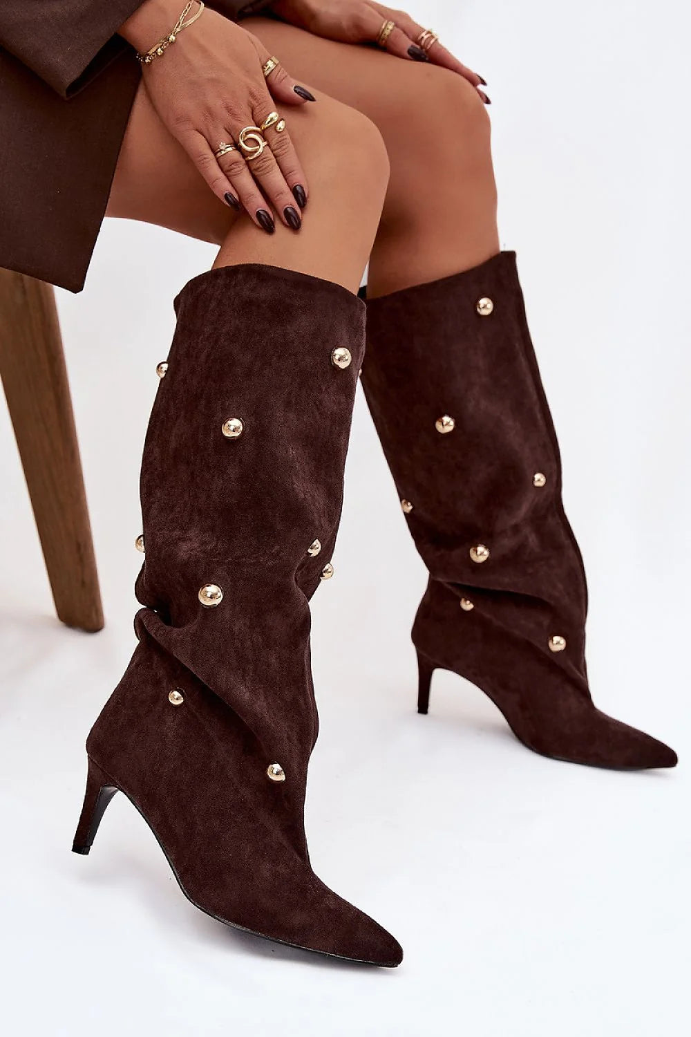 bottes mi mollet femme suédine marron chocolat bout pointu talon fin tige froncée silhouette effilée clous ronds dorés chic glamour