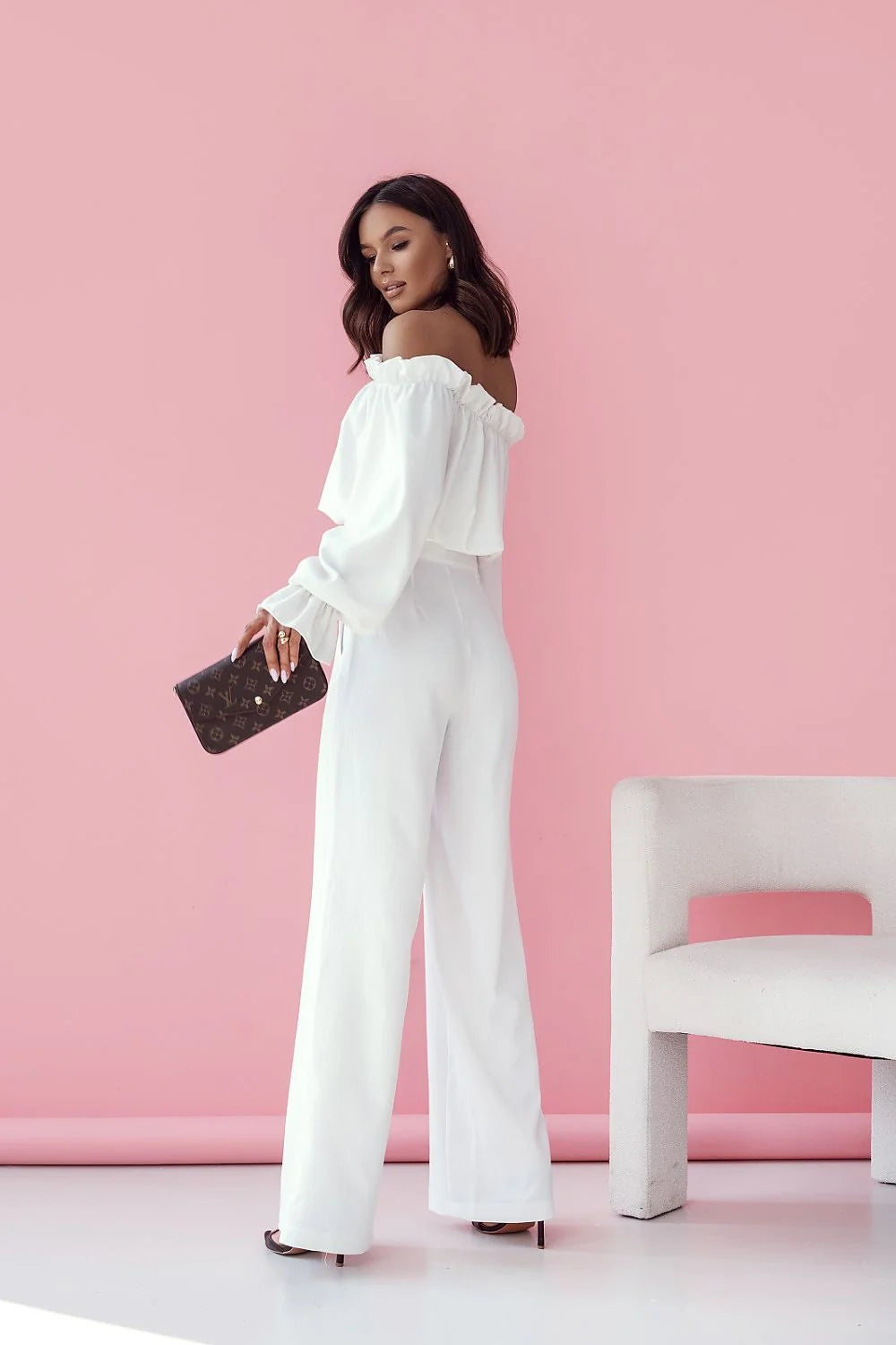 ensemble féminin élégant bardot épaules dénudées col volanté manches bouffantes poignets froncés pantalon taillehaute palazzo blanc