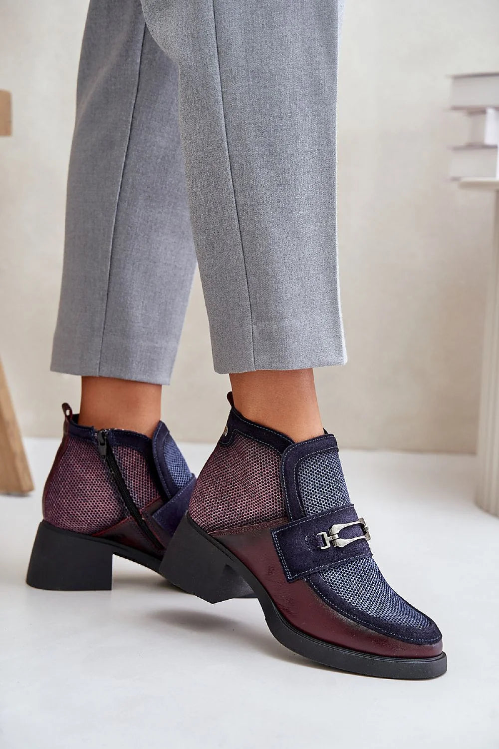 bottines femme mi cheville cuir suède bicolore bleu marine bordeaux talon bloc mors métallique fermeture zippée semelle antidérapante doublure confortable