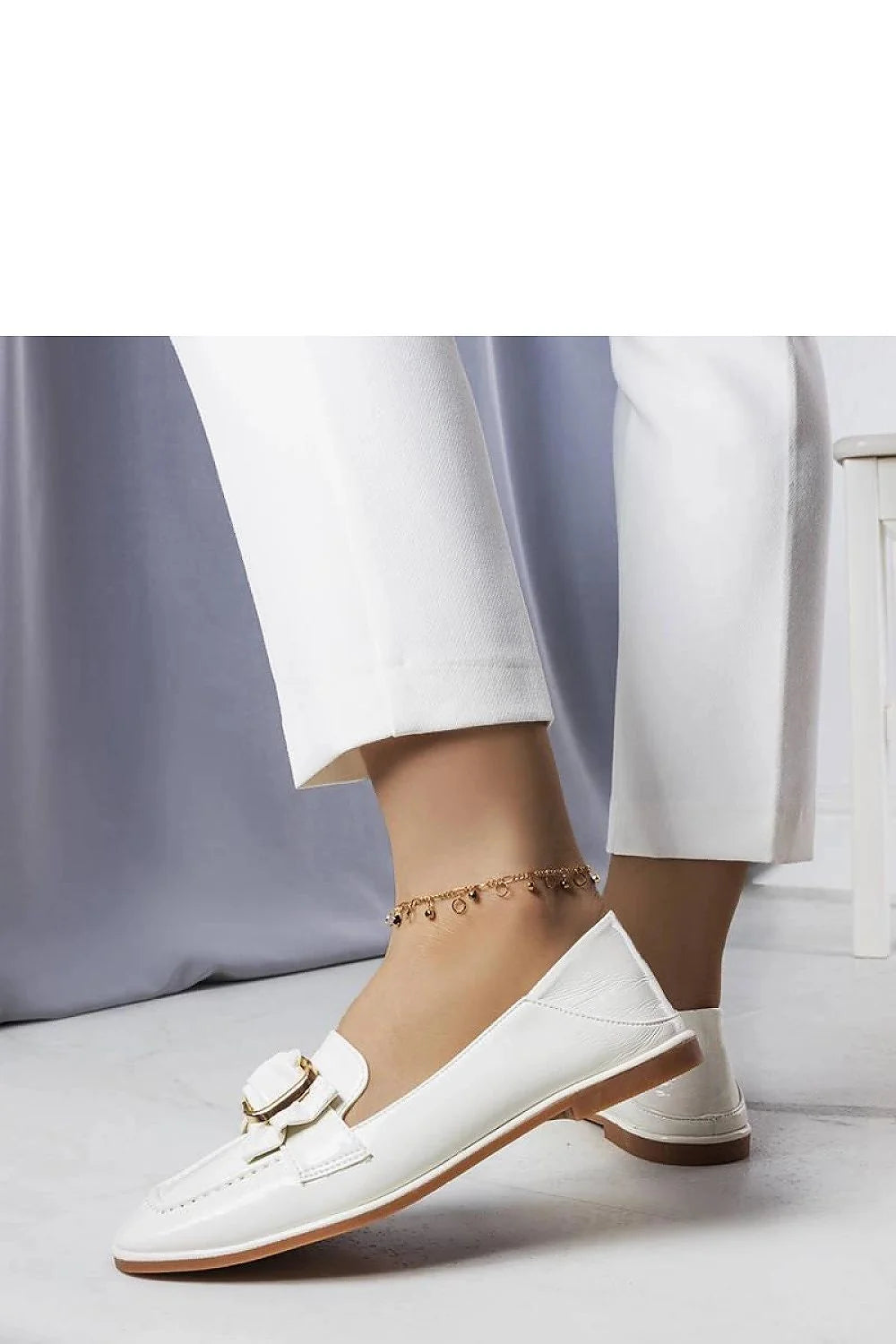 Moccasins élégants pour femmes blancs boucle dorée chaîne décoration cuir écologique confortable style moderne minimaliste occasions multiples