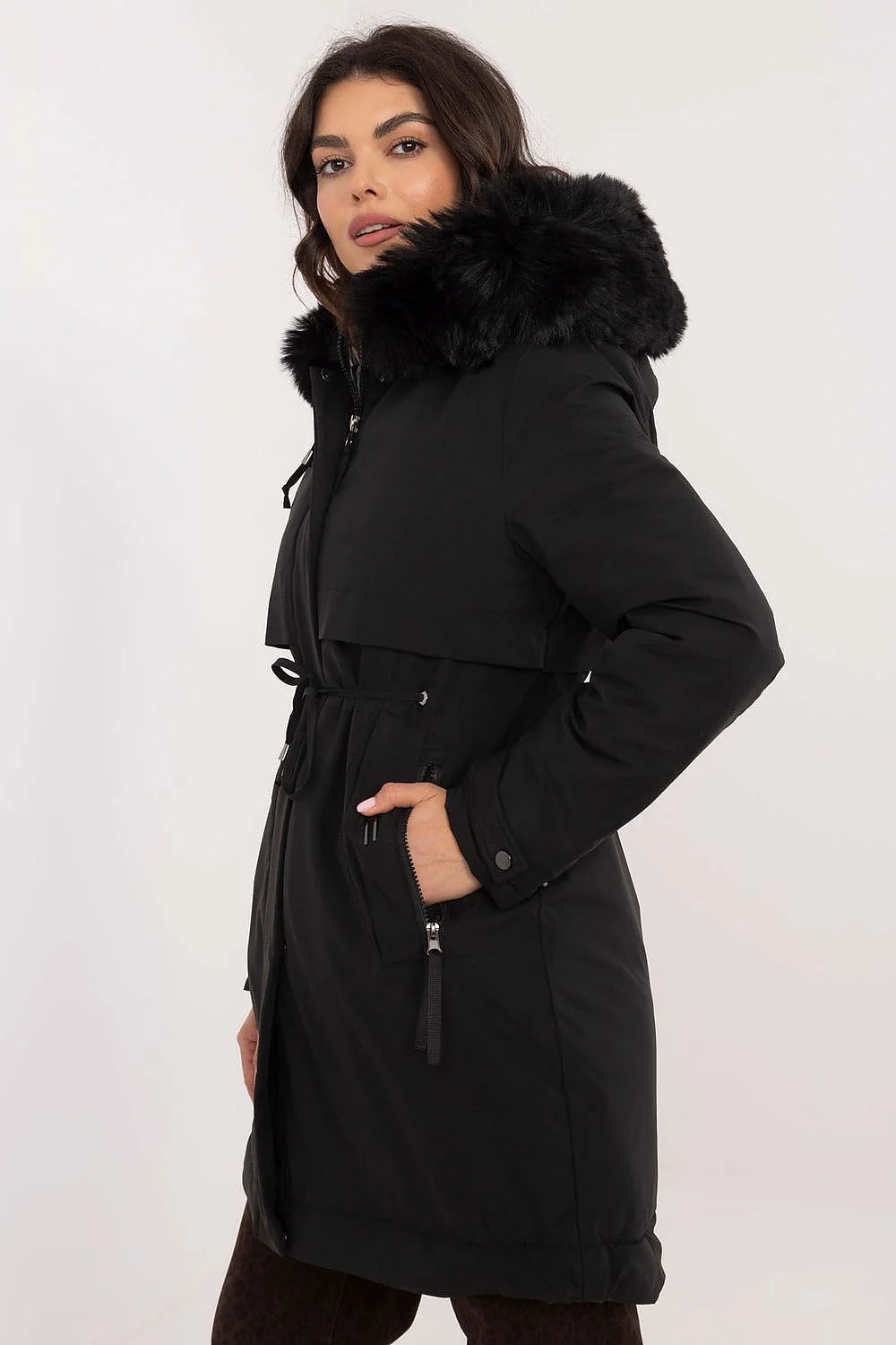 parka noire femme coupe ajustée mi longue capuche bordée fausse fourrure amovible imperméable thermique doublée poches zippées