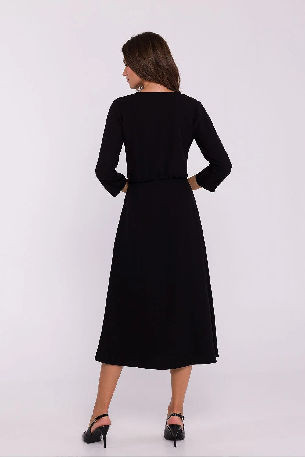 robe élégante longue noire manches troisquarts tissu fluide finitions raffinées encolure V croisée fente frontale taille cintrée crêpe