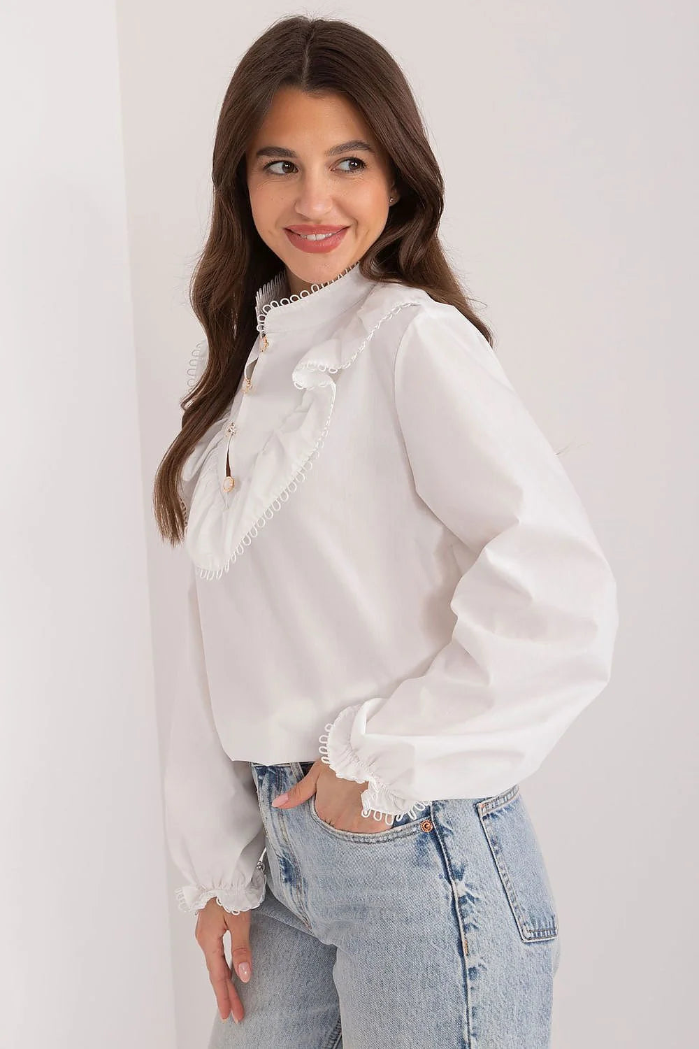 Chemisier élégant en coton blanc coupe ample col montant manches longues festonnées vintage style professionnel femme
