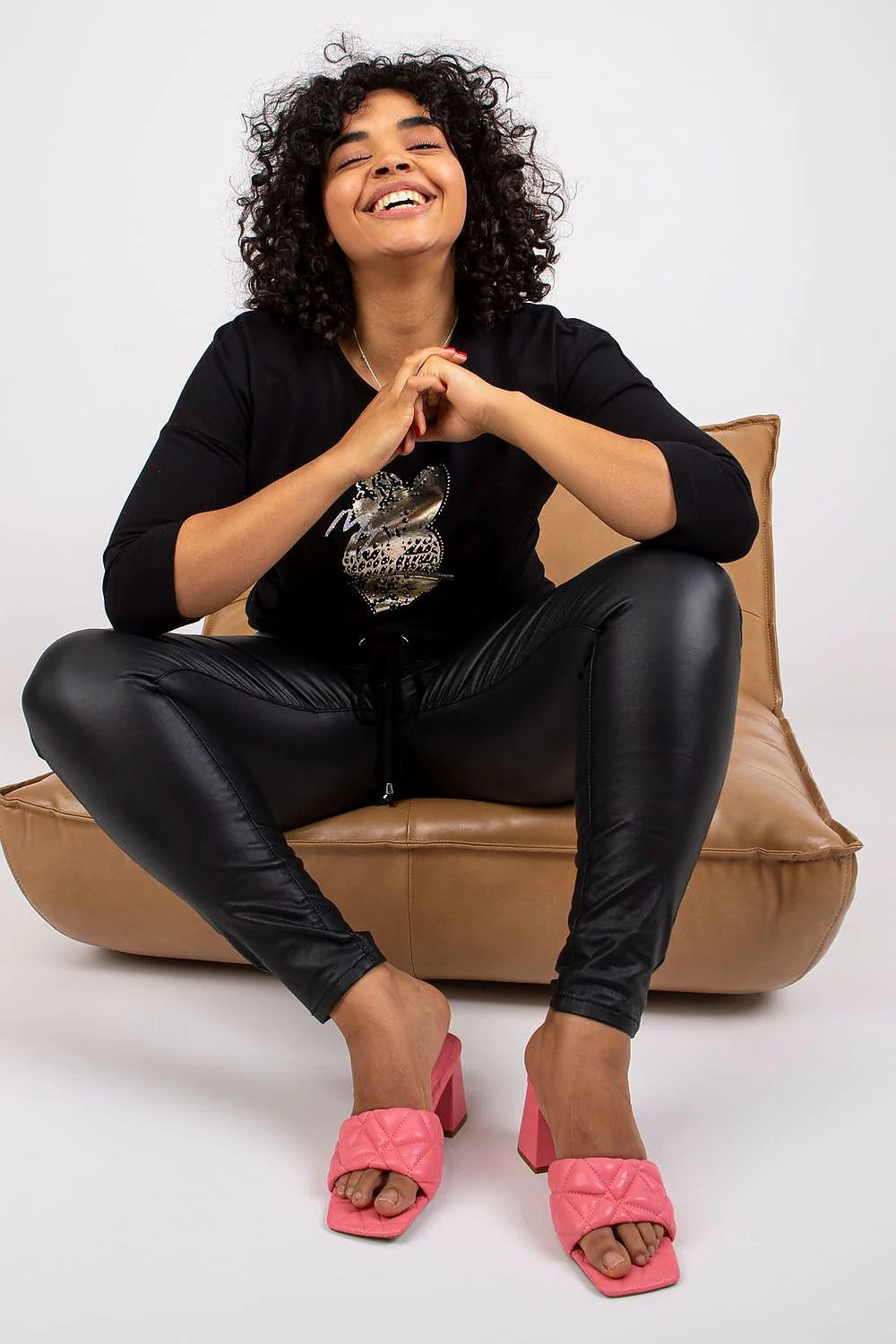 Ensemble femme noir similicuir chic moderne avec cœurs métalliques et sandales roses confortables élégantes