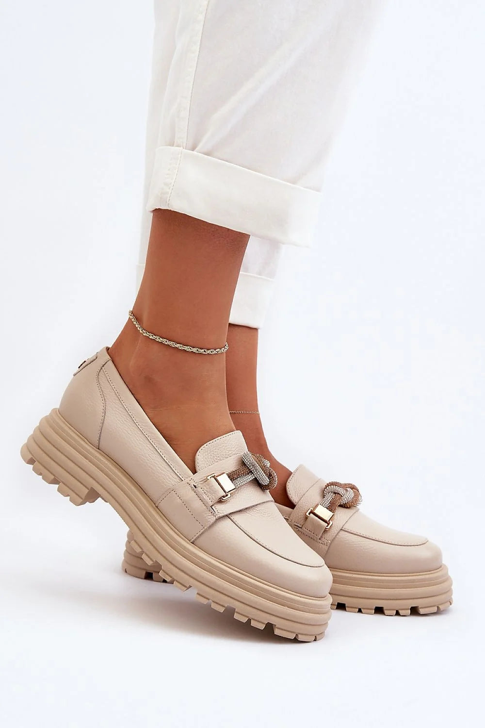 mocassins cuir naturel beige grainé bout arrondi slipon plateforme semelle crantée robuste confortable intérieure rembourrée bijou métallique doré