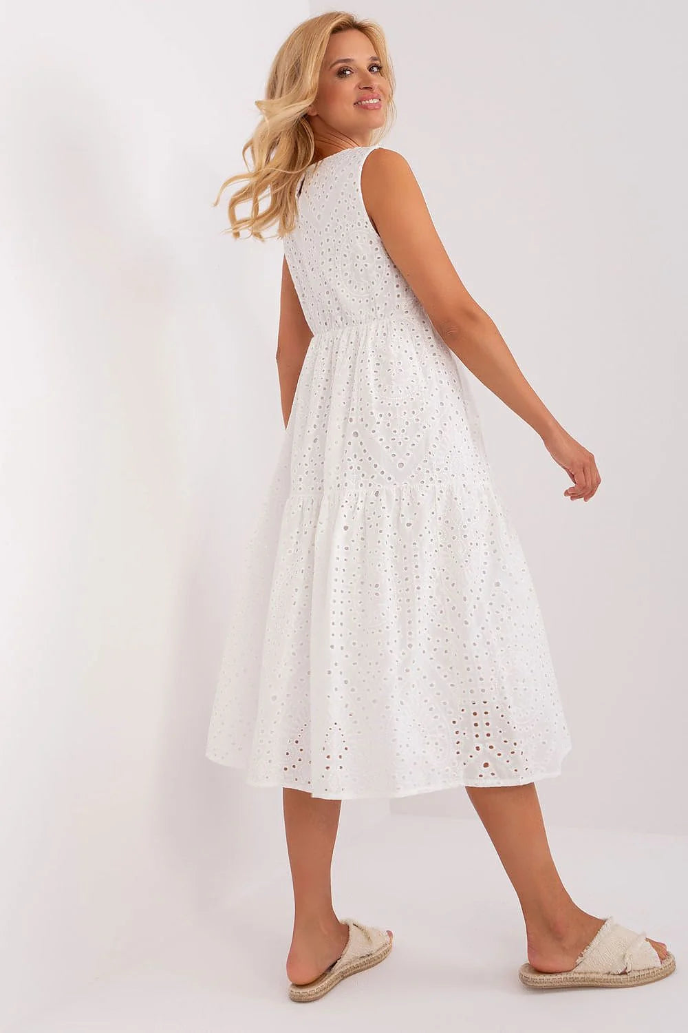 Robe de jour Och Bella sans manches en coton brodé floral et géométrique style empire maxi sandales beige