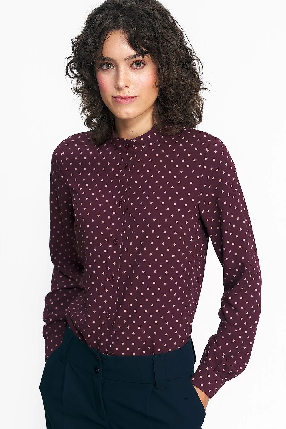 chemise femme manches longues col montant mao pois bordeaux rose pâle viscose fluide légère coupe ajustée poignets boutonnés professionnelle élégante