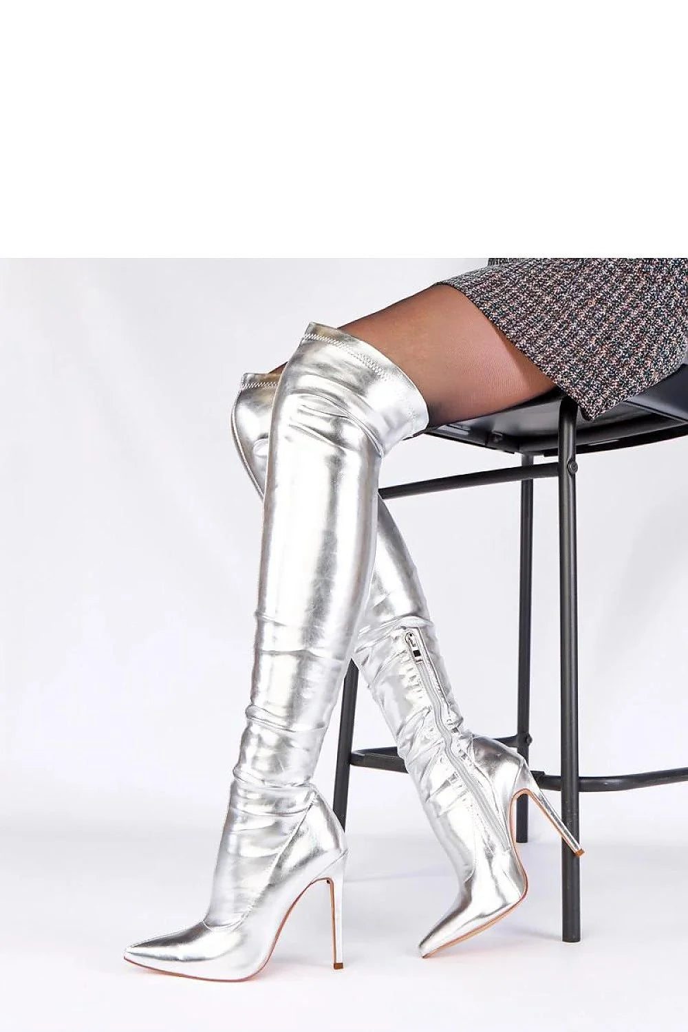 bottes cuissardes argentées miroir cuir synthétique ajustées bout pointu élancé talon aiguille haut tige 53cm fermeture éclair glam sensuelle audacieuse