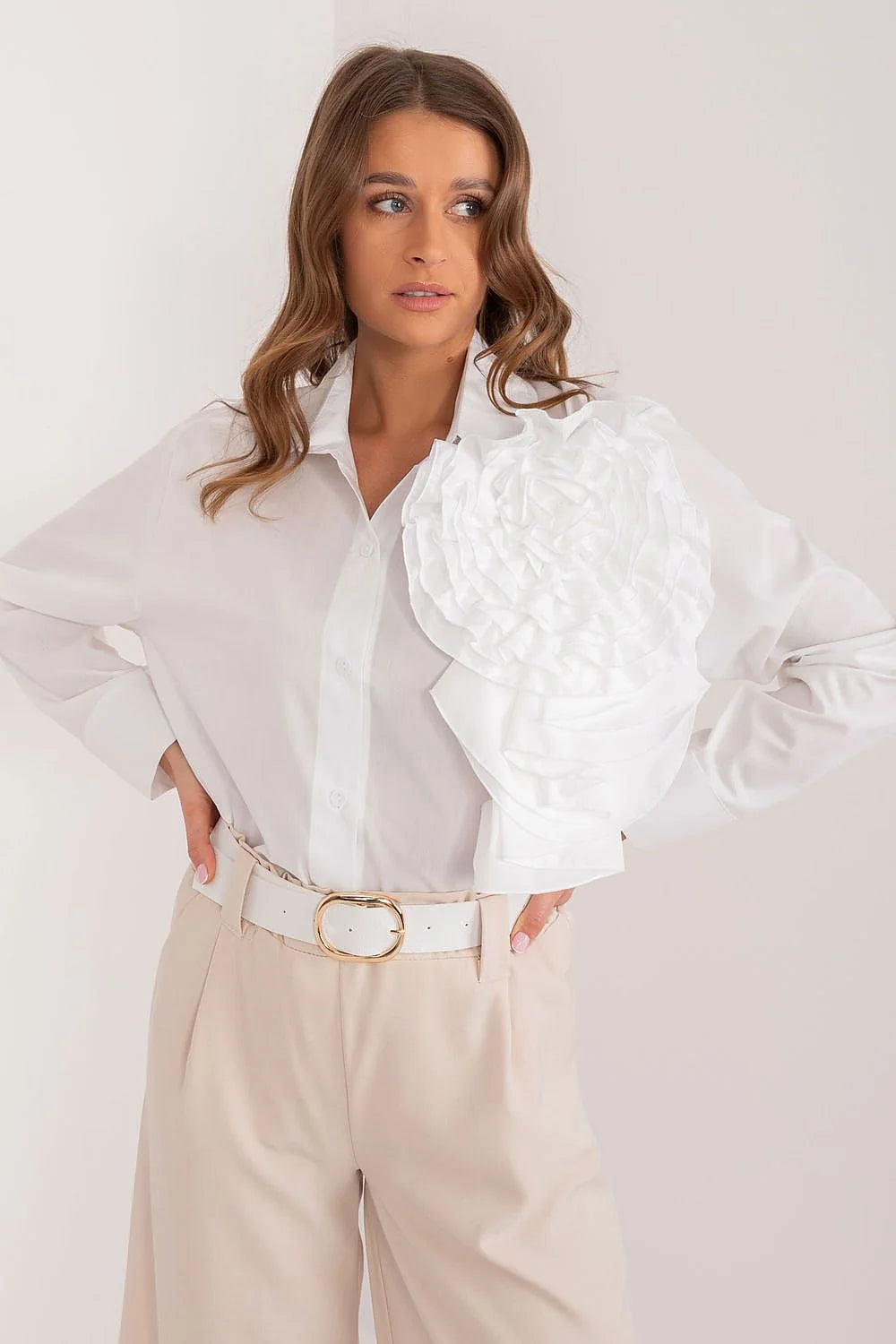 Chemise longue manches blanche fleur épaule femme coupe classique coton beige beige clair occasion formelle