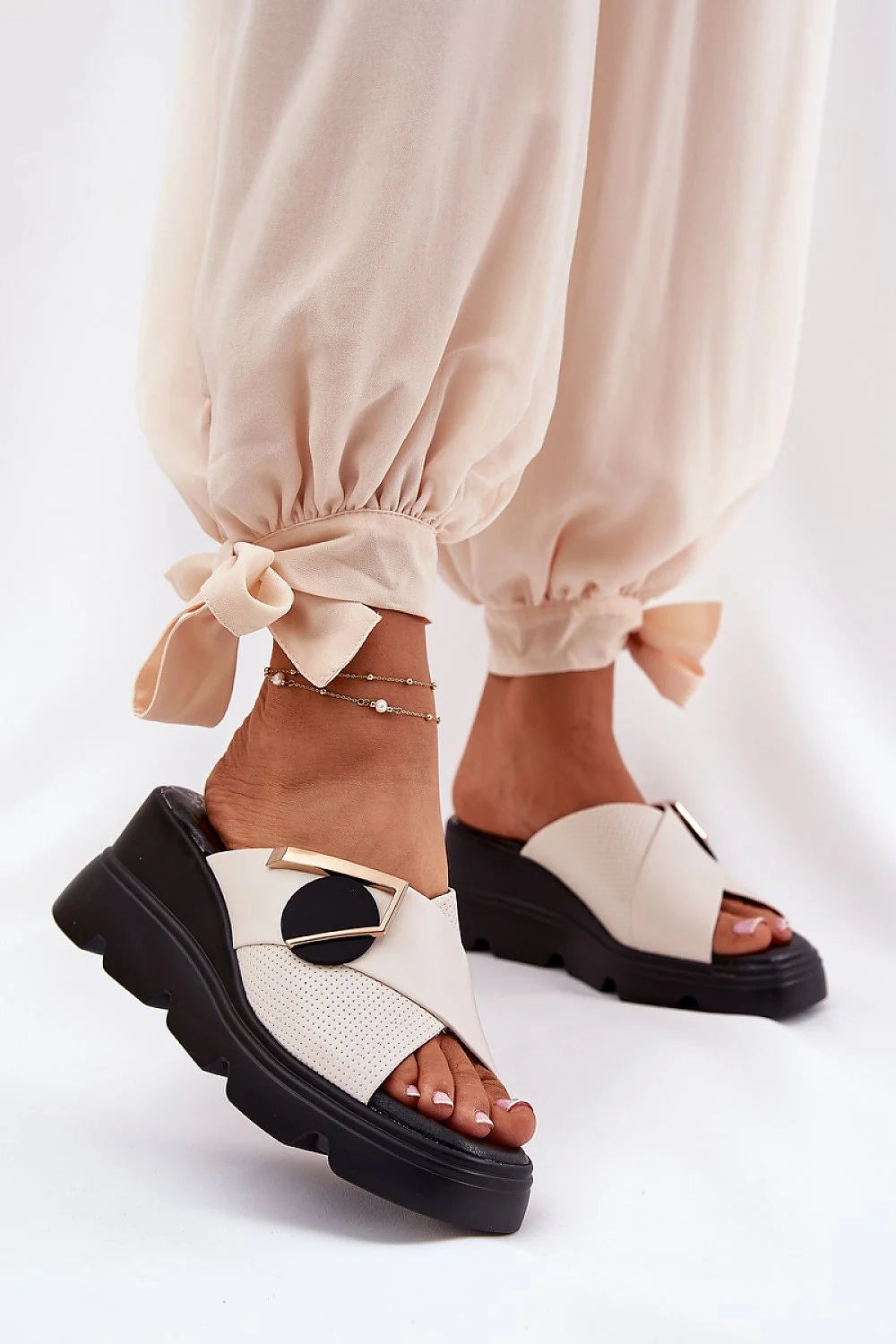 Sandales femmes style moderne élégant cuir naturel beige semelle caoutchouc noir talon 7 cm occasion estivale
