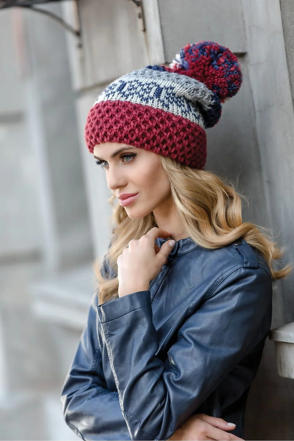 Ensemble d'hiver pour femmes, bonnet et snood en laine, style tricoté, motifs grosses mailles, couleurs bordeaux, gris et bleu marine, pompon multicolore, confort et style pour les jours froids