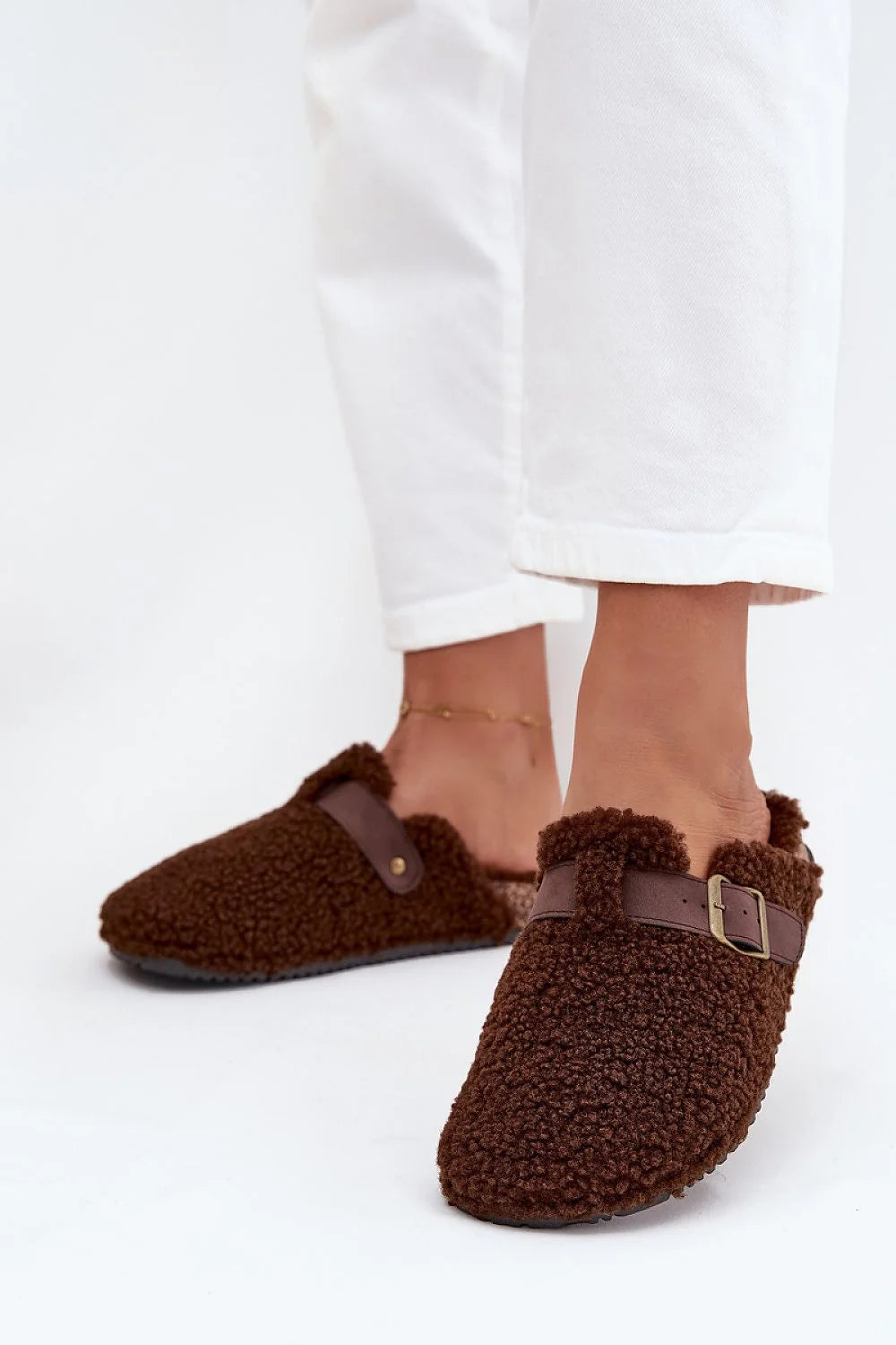 pantoufles femme sherpa marron bouclé imitation mouton bout fermé talon ouvert bride réglable boucle synthétique doublure chaude semelle