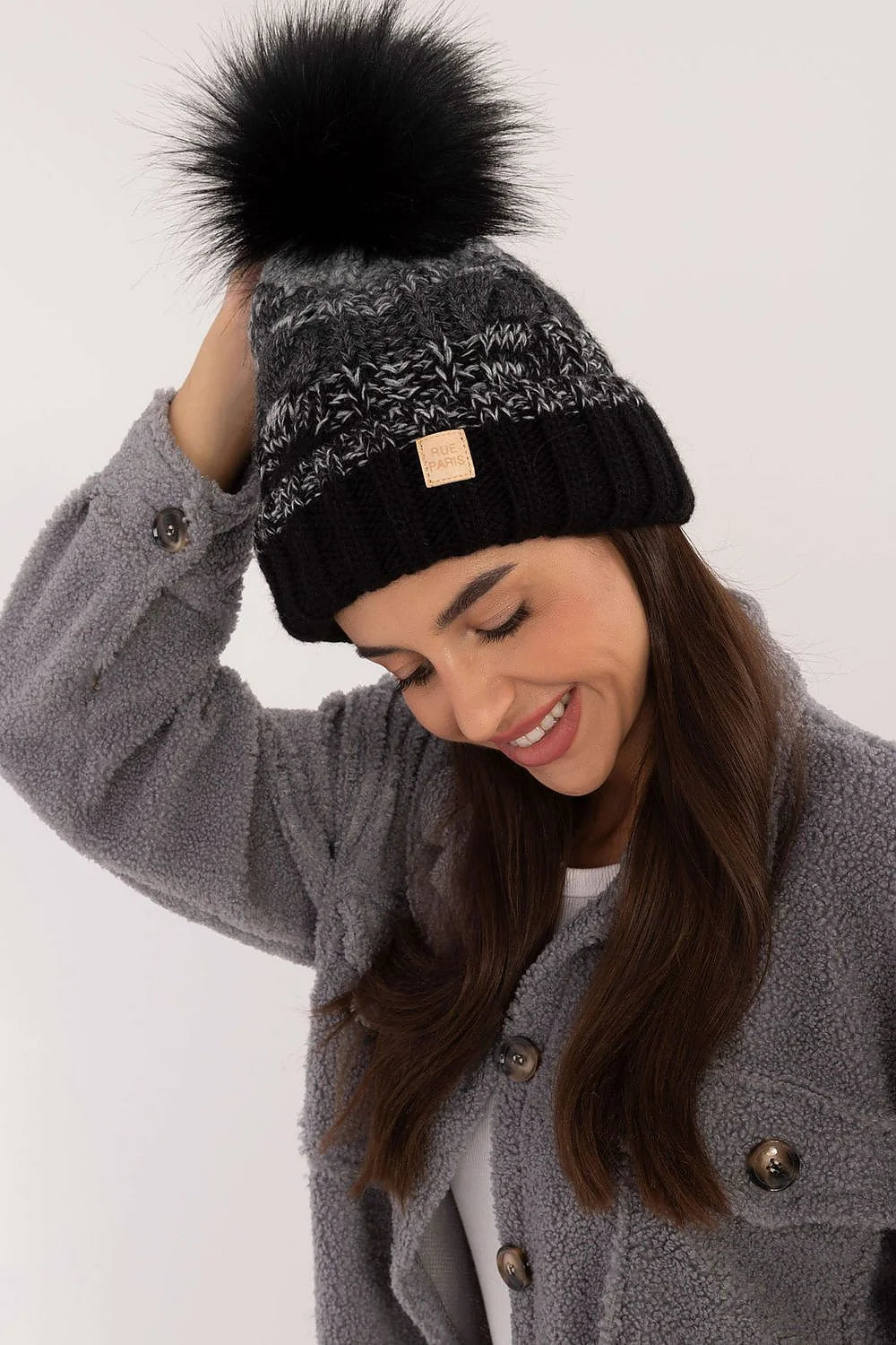 Bonnet d'hiver pour femmes en tricot chic pompon en fausse fourrure noir motif chiné coupe ajustée style classique moderne