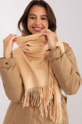 Écharpe en laine beige clair longue fines franges style classique hiver femme accessoire mode