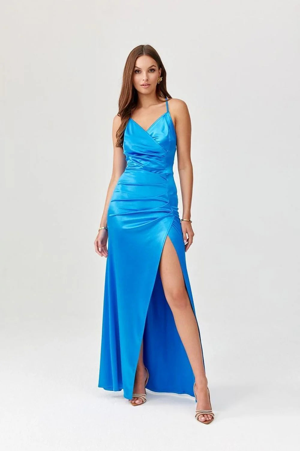Robe de soirée élégante longue en satin bleu vif encolure en V bretelles fines coupe ajustée femme