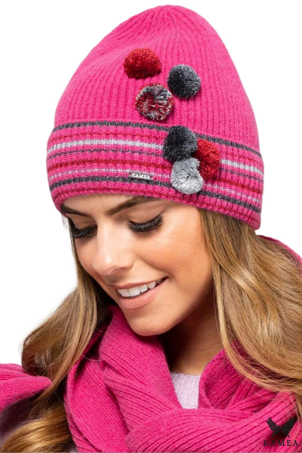 Bonnet femme en laine côtelée coloré fuchsia pompons style moderne et ludique pour hiver