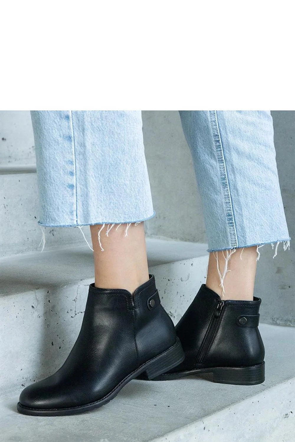 Bottines pour femmes en cuir noir élégantes semelle caoutchouc talon bas fermeture éclair style moderne