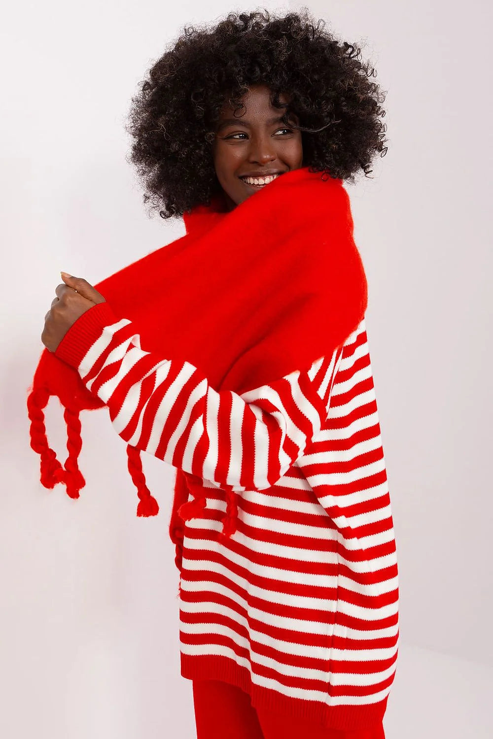 écharpe rouge longue polyester résistant pompons franges grosse maille oversize chaude douce moelleuse généreuse enveloppante polyvalente marin décontractée
