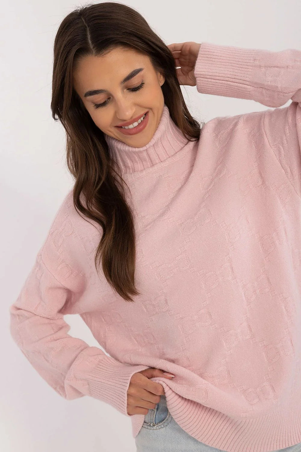 Pull à col roulé pour femme style moderne matériau doux coloris rose pâle coupe oversize manches longues finitions côtelées