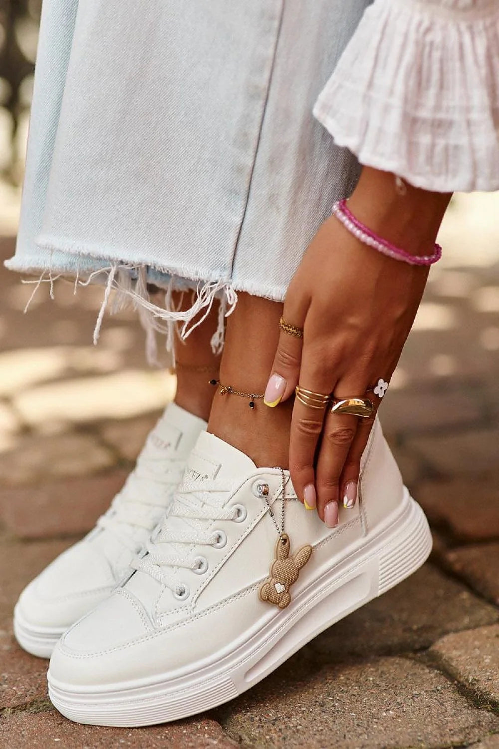 Baskets pour femmes style contemporain en matériau synthétique blanc beige confortable lacets métalliques détails décoratifs