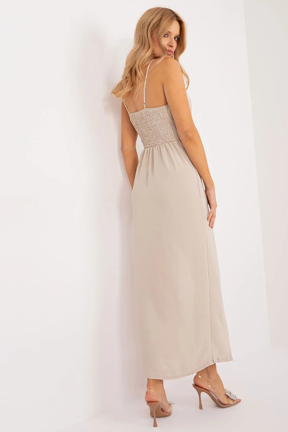robe cocktail longue beige bustier sans bretelles ajustée taille haute fente latérale drapé froncé fleur tissu fluide texturé élégante