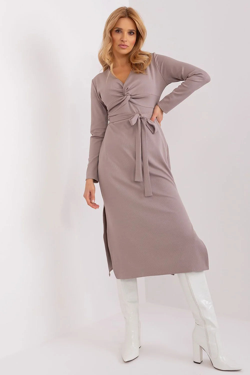 Robe élégante pour femme en tissu côtelé couleur taupe manches longues ceinture à nouer ajustée coupe moderne pour occasions formelles ou quotidiennes