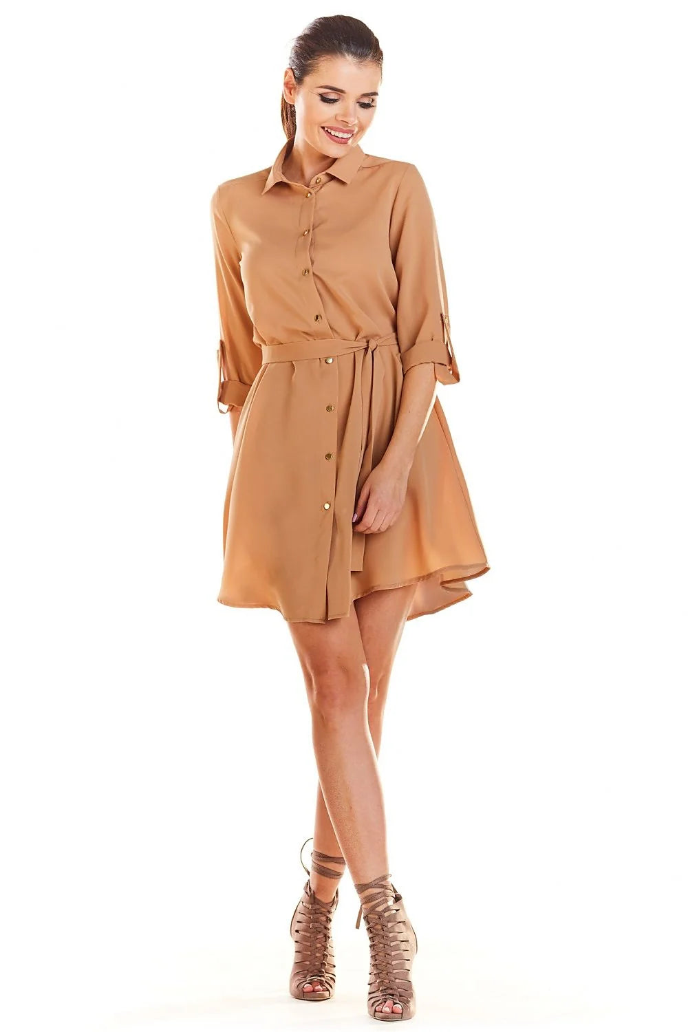 robe chemise courte bleu roi fluide évasée col classique boutonnage manches retroussées ceinture nouée taille ajustée ourlet asymétrique dos boutons