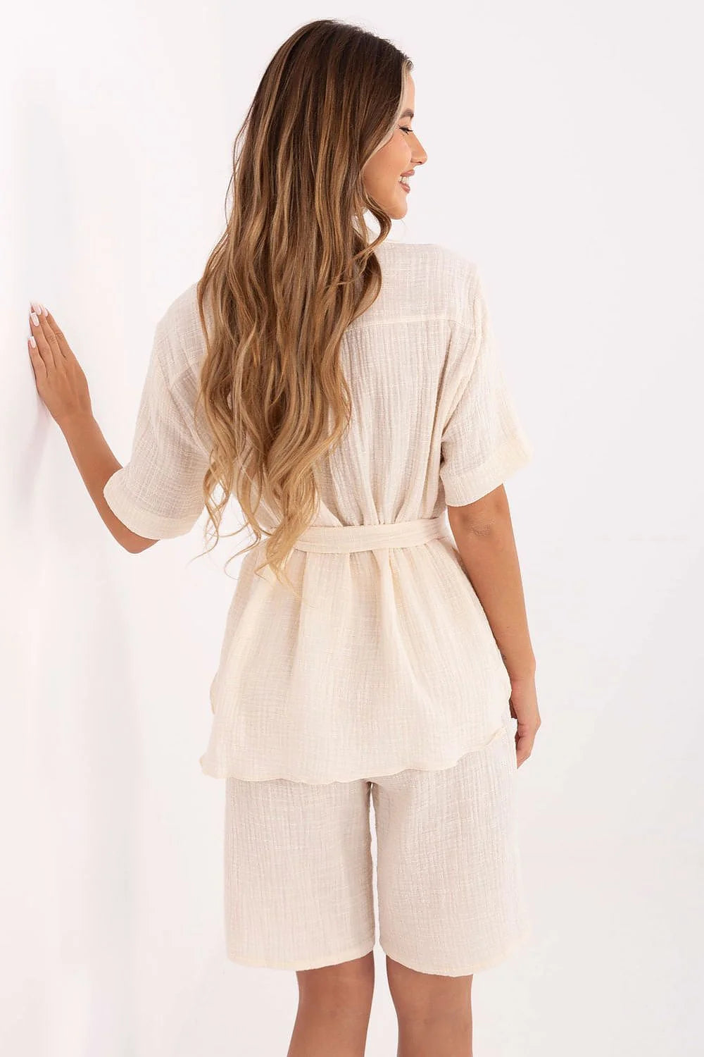 Ensemble Lakerta pour femme en mousseline coton beige clair chemise manches courtes col classique short ceinture