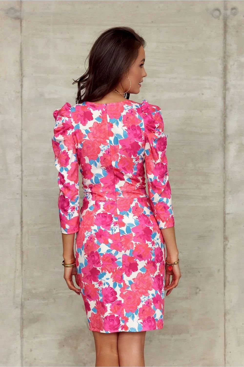Robe de jour chic féminine motif floral roses fuchsias manches longues épaules froncées encolure V longueur midi
