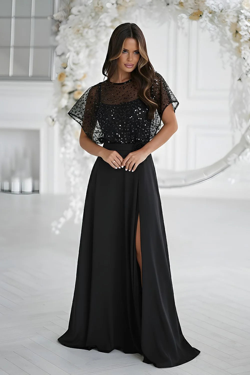 robe longue noire élégante fines bretelles corsage sequins cape tulle manches papillon taille marquée ceinture rosace jupe fluide fente latérale