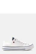 baskets femmes toile blanche semelle caoutchouc bande bleu marine étoile rouge œillets métalliques lacets blancs bout arrondi talon plat rétro