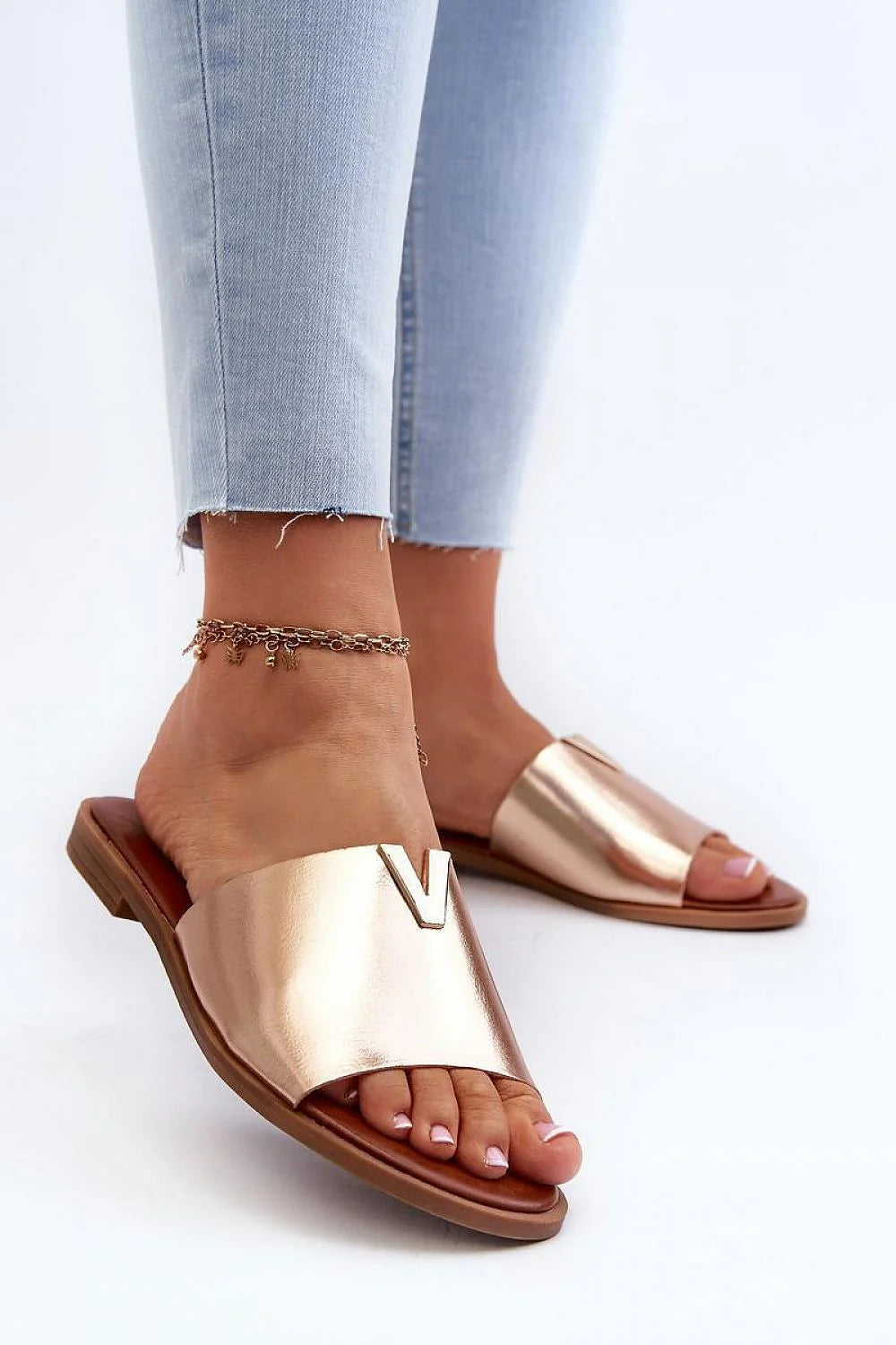 Sandales plates à enfiler femmes cuir métallisé doré rosé chaînette cheville détails métalliques style minimaliste chic été 2023