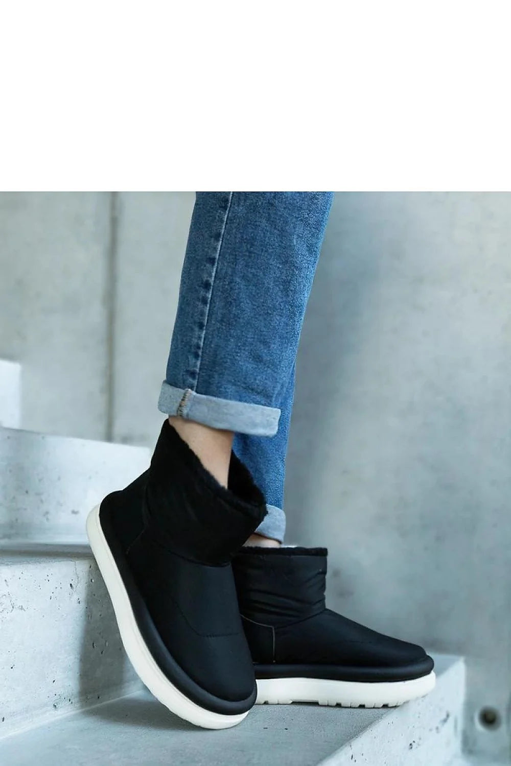 Bottes de neige Solea design moderne coupe structurée noir profond semelle blanche femmes hautes urbain confortable imperméable chaud plateforme Cores