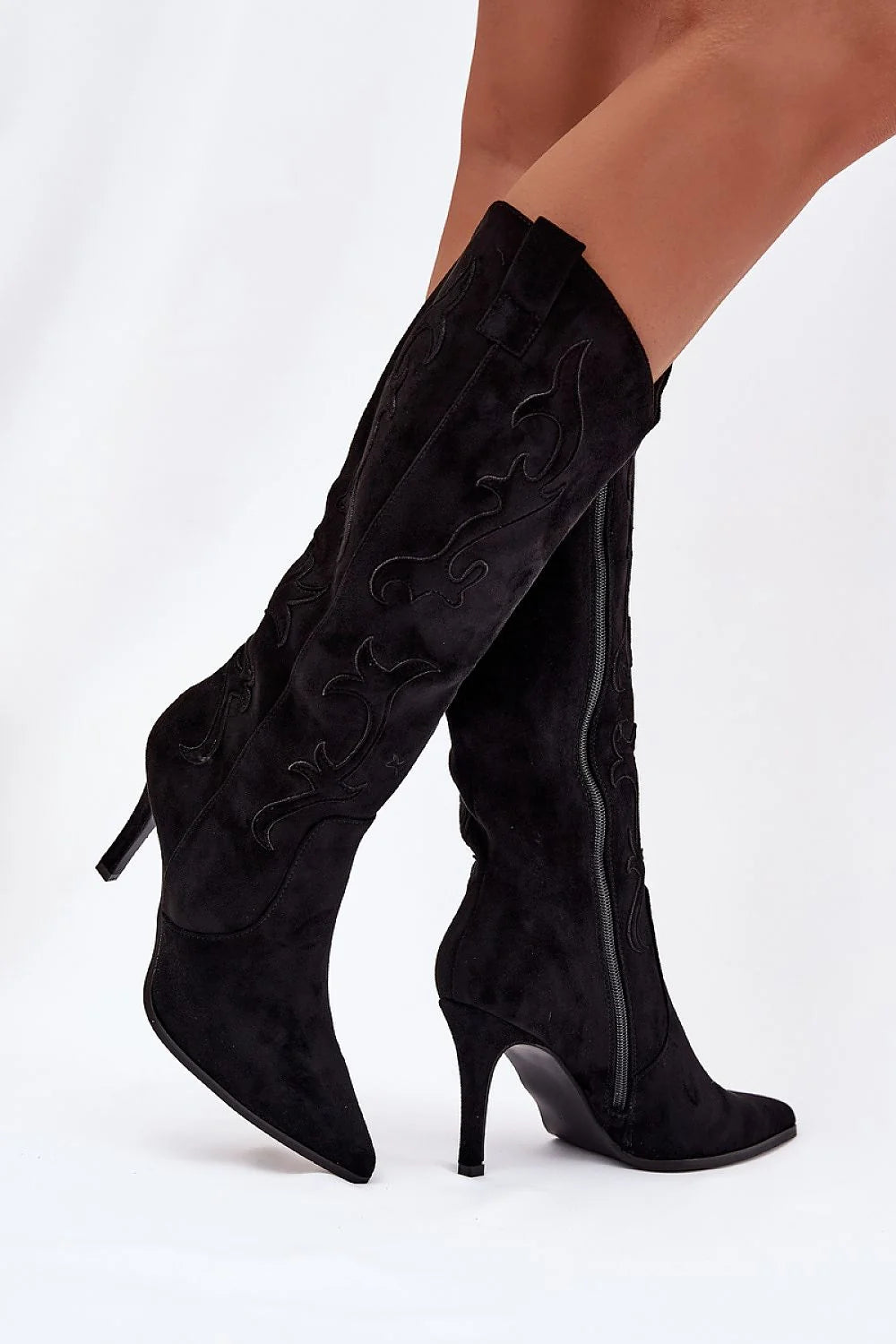 cuissardes femmes noir suédine écologique tige haute cowboy broderies décoratives fermeture zippée bout pointu talon aiguille élancé coupe féminine sensuelle