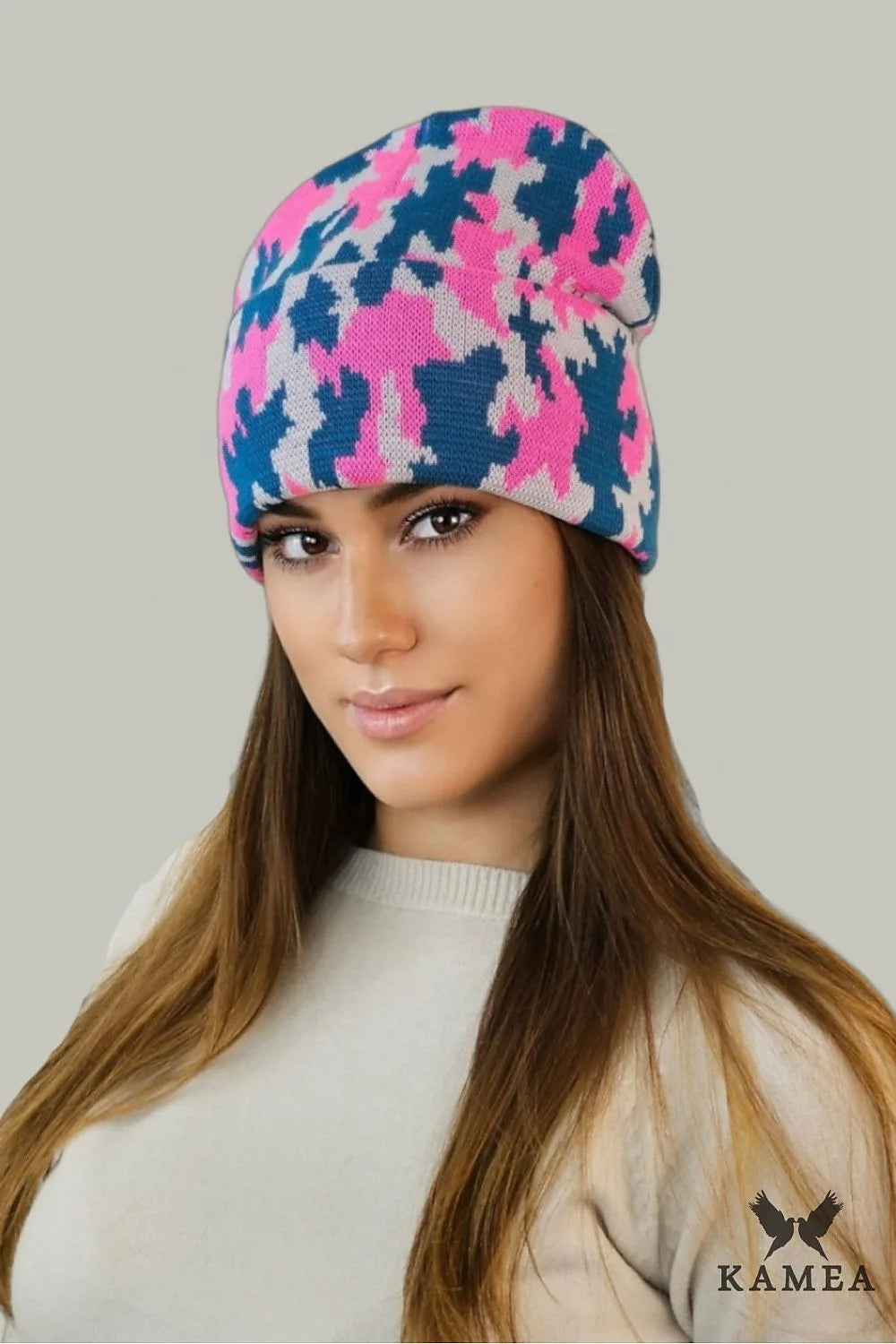 Bonnet féminin design contemporain motif camouflage tricoté bleu rose blanc coupe ample ajustable hiver accessoire mode
